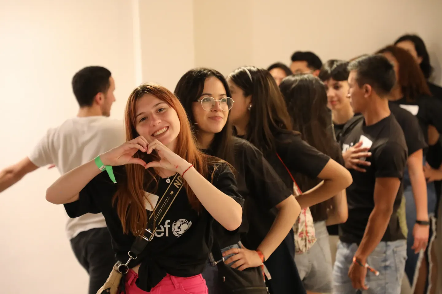 Una joven haciendo un coraz&oacute;n con sus manos