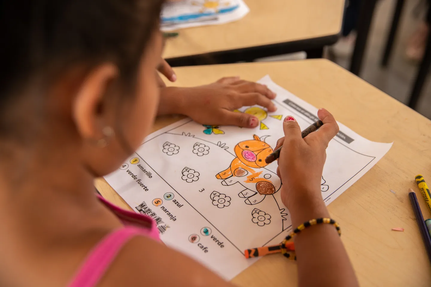 Ni&ntilde;a coloreando