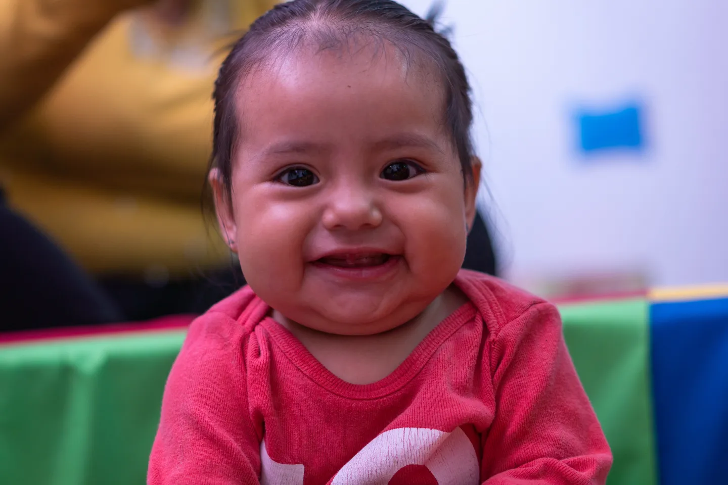 Ni&ntilde;a sonriendo a la c&aacute;mara