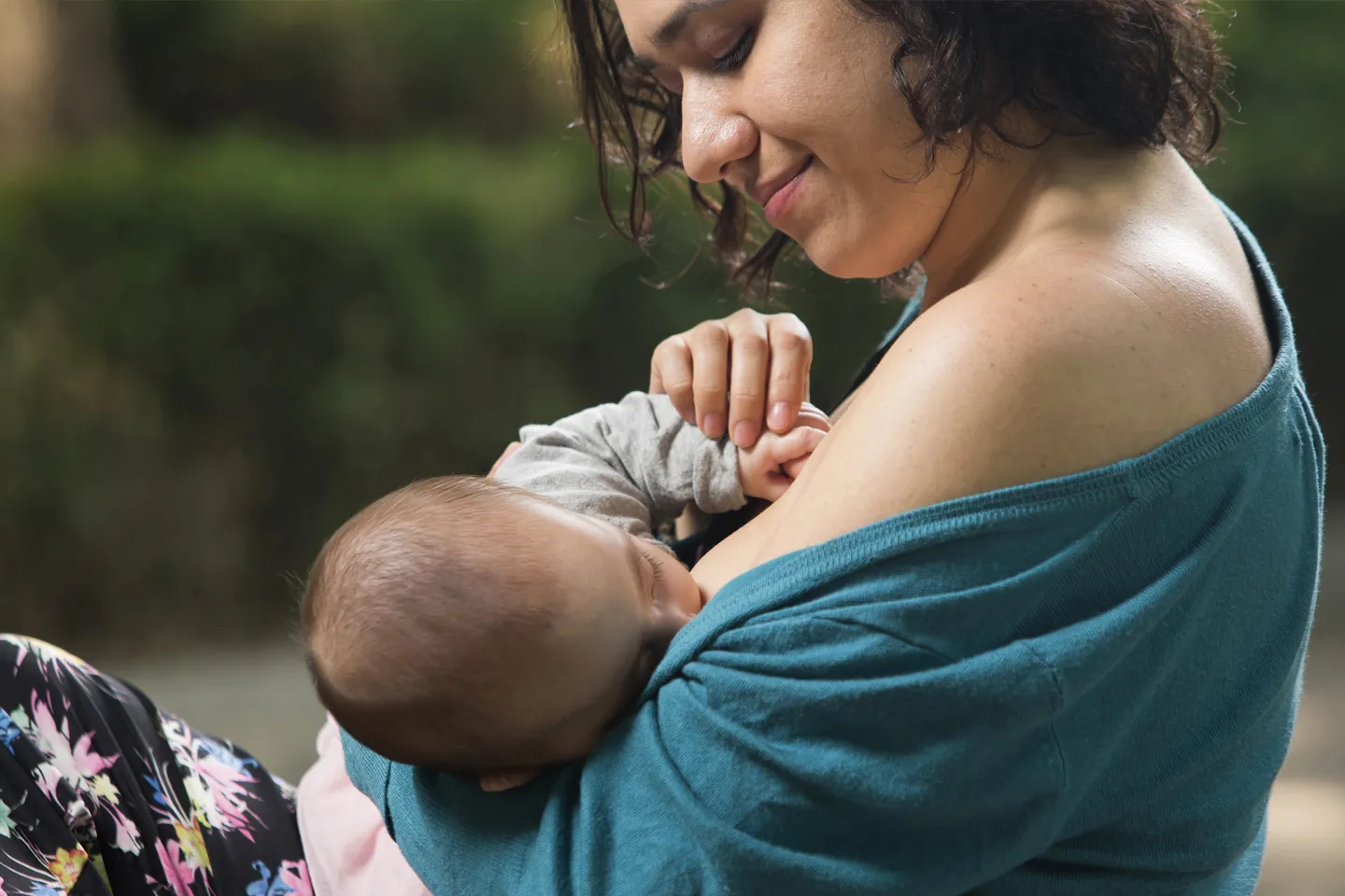 Mam&aacute; amamantando a su beb&eacute;