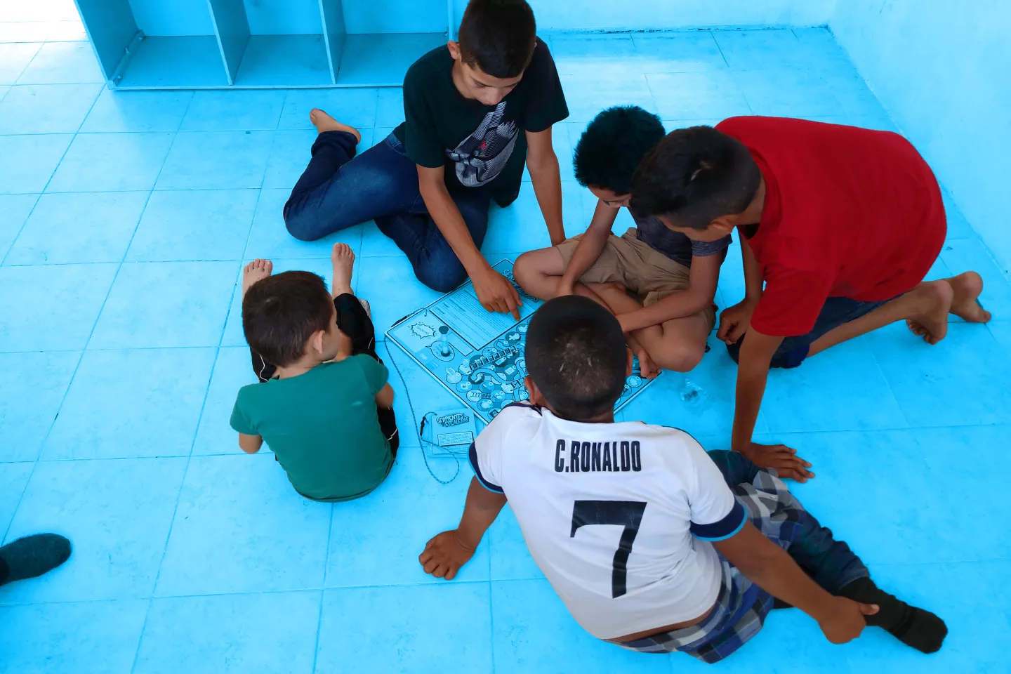 Ni&ntilde;os jugando serpientes y escaleras