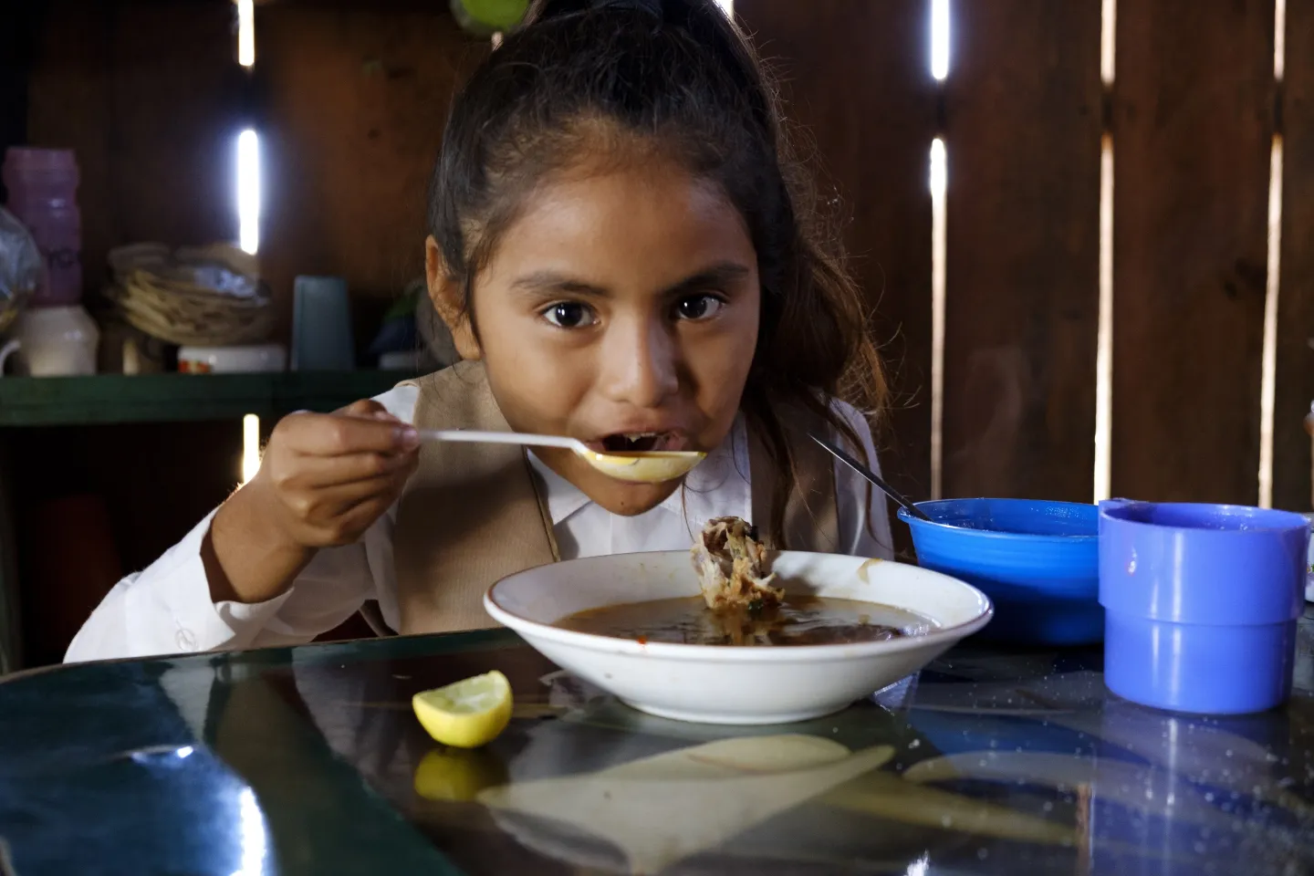 Ni&ntilde;a comiendo un plato de sopa