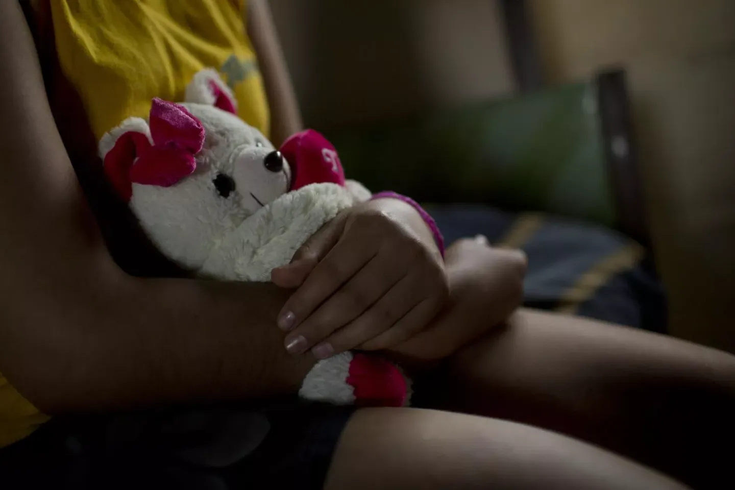 Ni&ntilde;a abrazando un mu&ntilde;eco de peluche