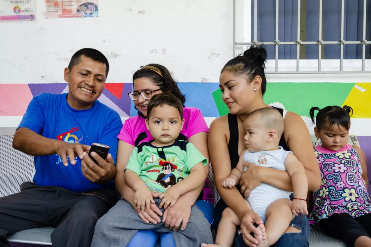 una familia utilizando el sistema mhealth