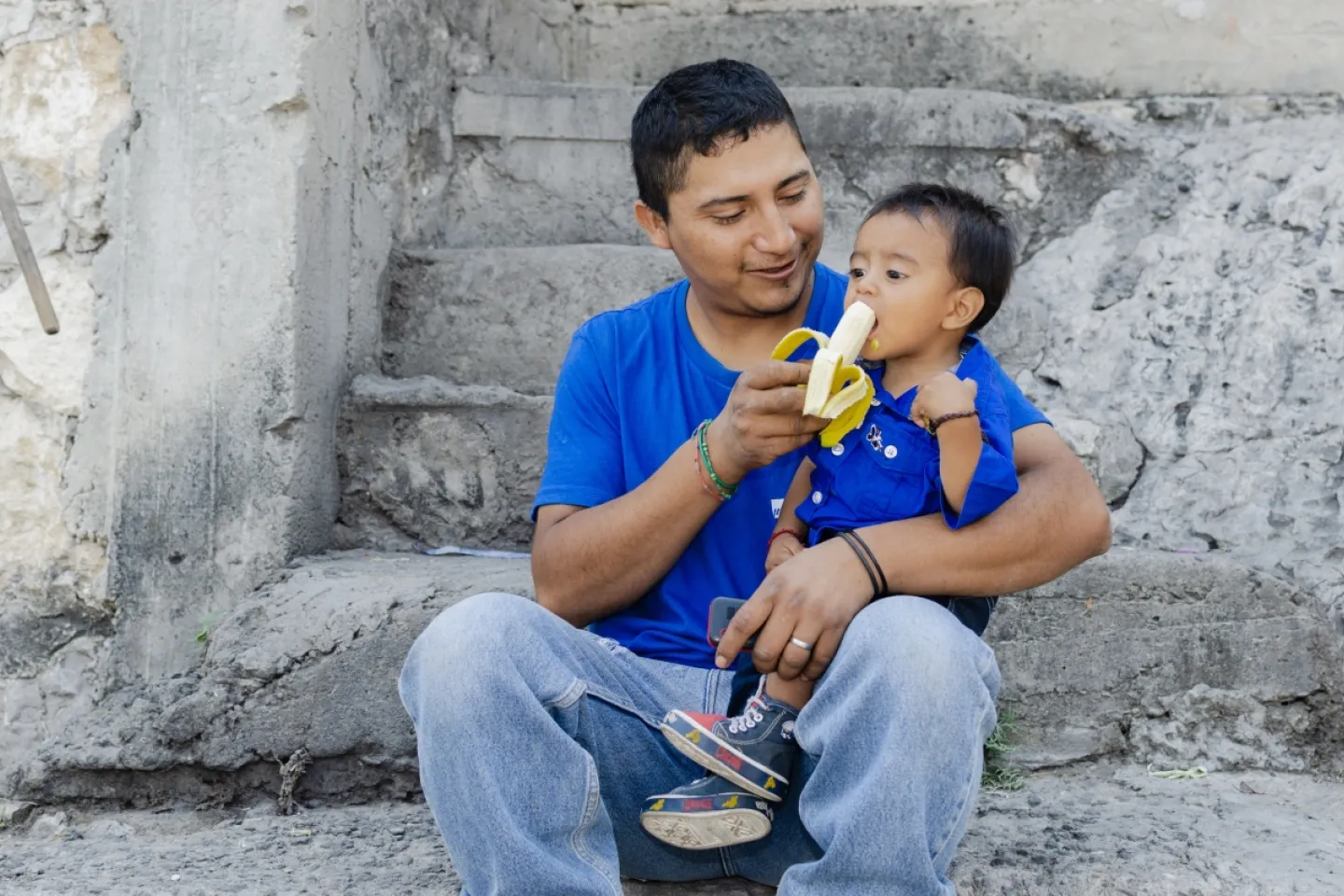 Un pap&aacute; alimentando a su hijo