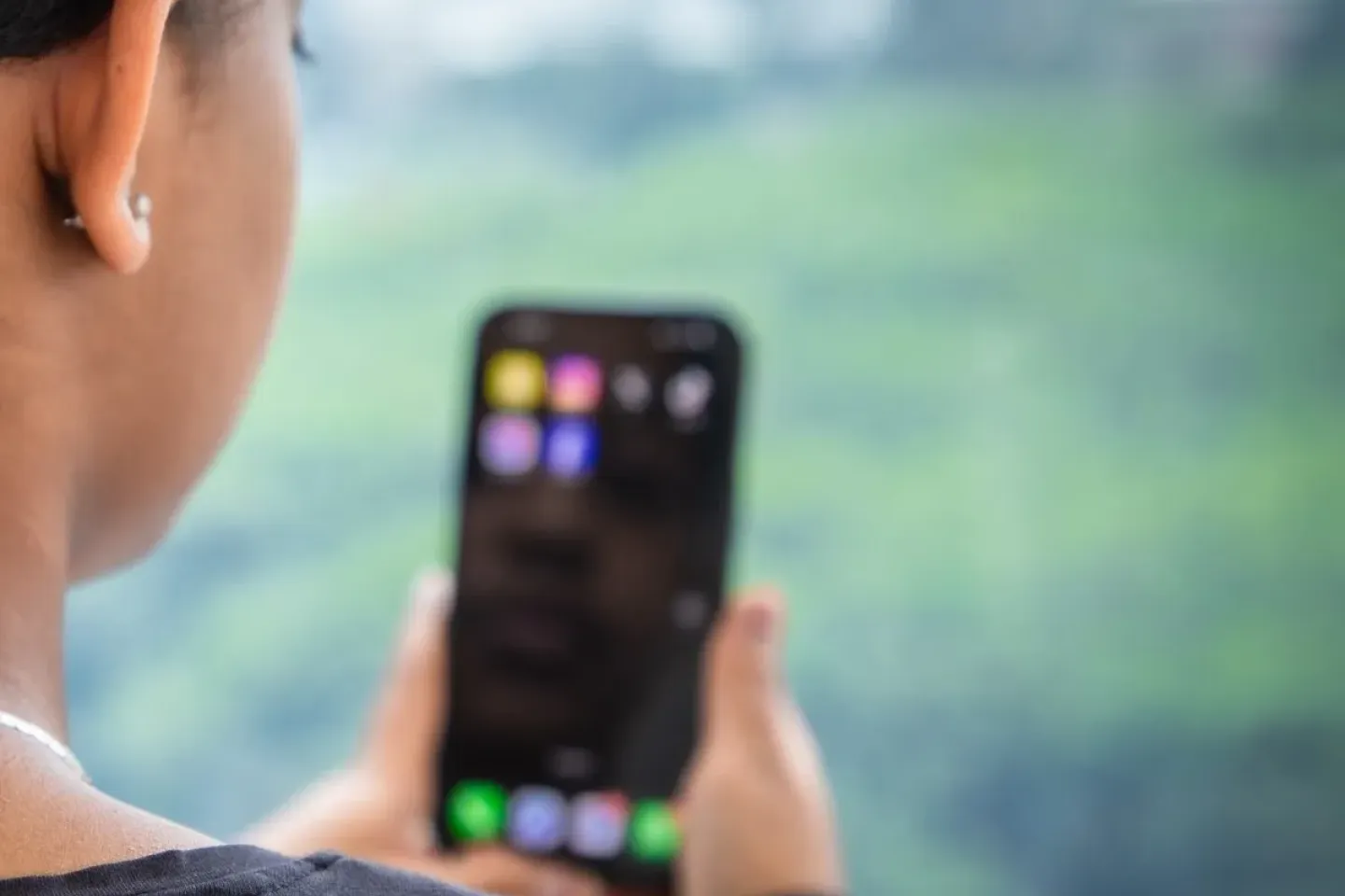 Ni&ntilde;a viendo un celular
