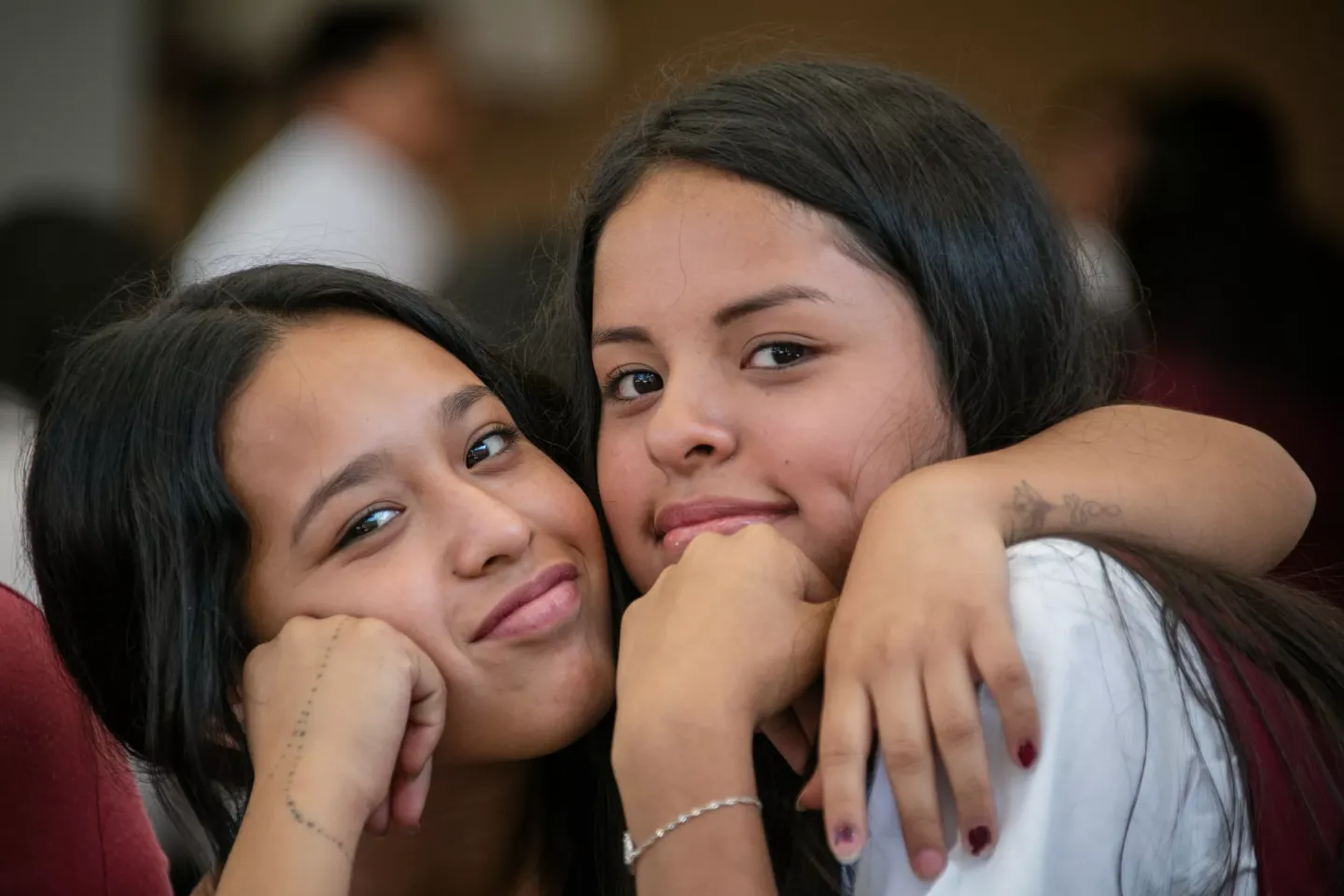 Dos amigas en Chihuahua abrazadas
