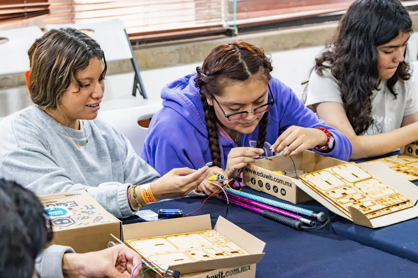 Ni&ntilde;as en actividades de ciencia, tecnolog&iacute;a, matem&aacute;ticas e ingenier&iacute;as