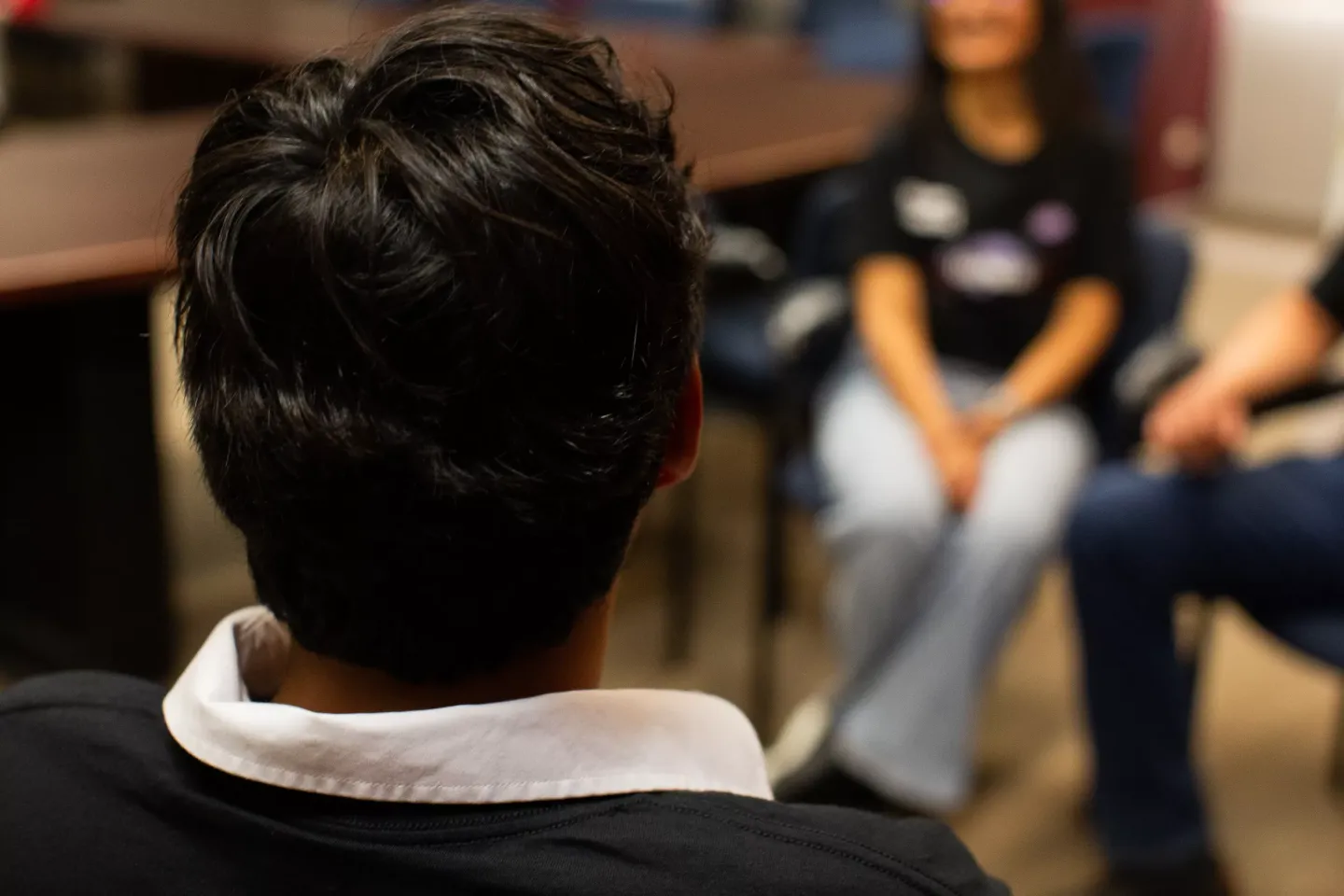 Un adolescente de espaldas