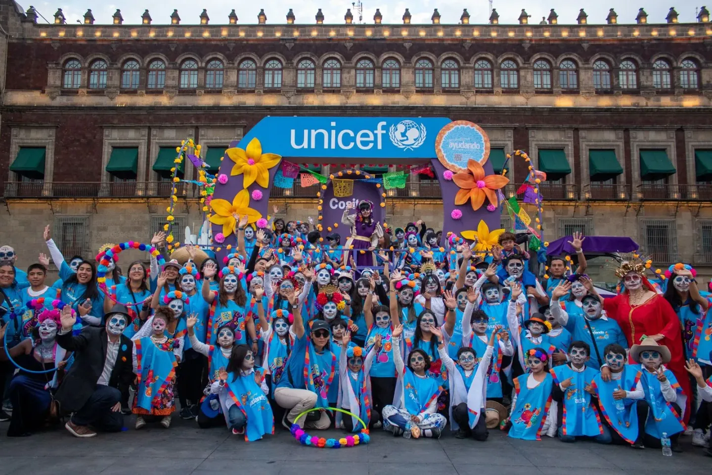 desfile de dia de muertos con ni&ntilde;as y ni&ntilde;os