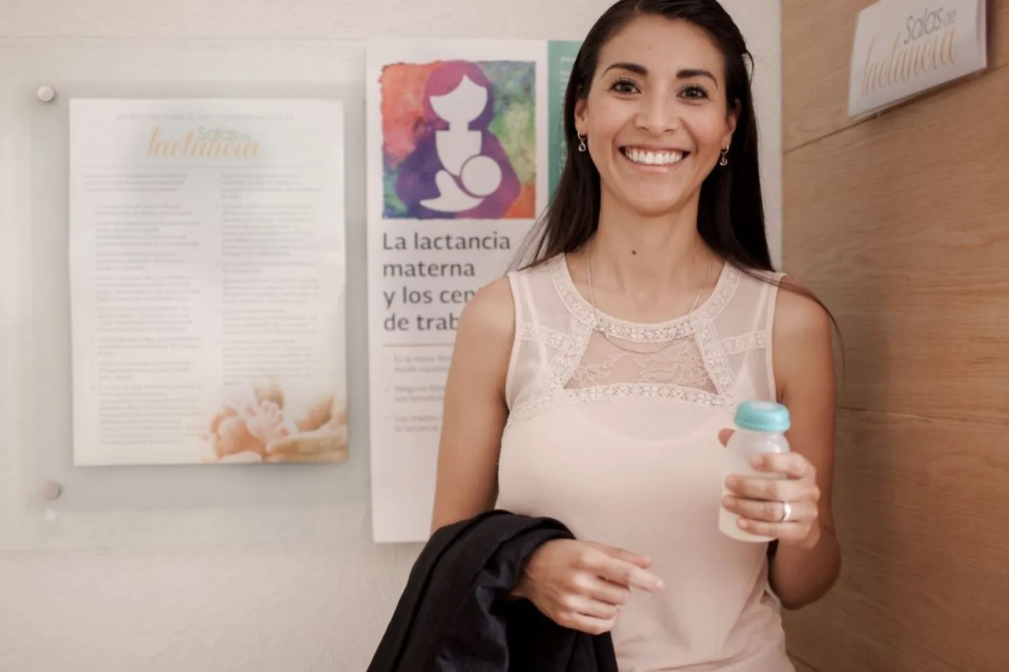 Una mujer en el lactario de la empresa donde trabaja