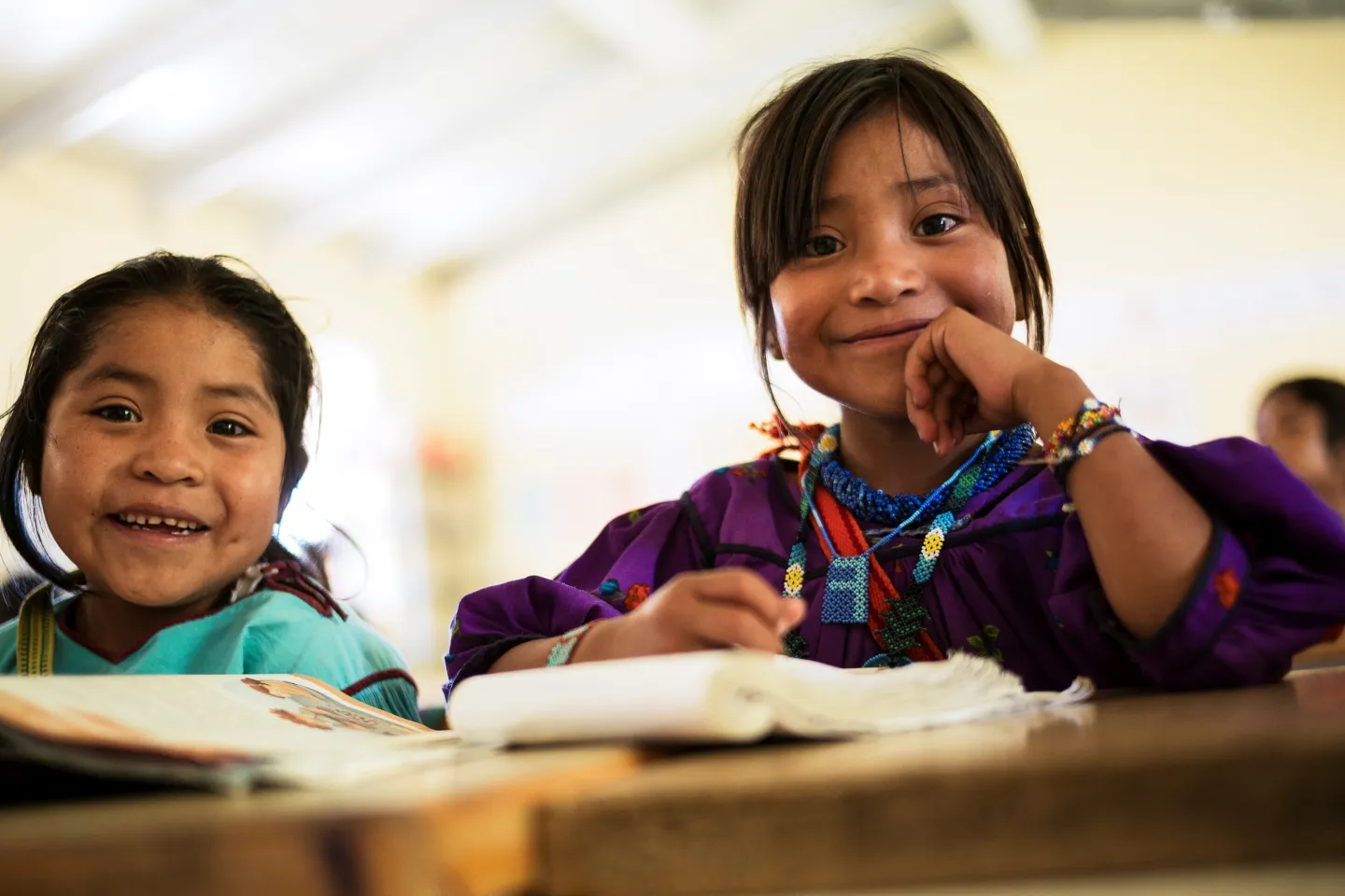 Ni&ntilde;as ind&iacute;genas asisten a la escuela
