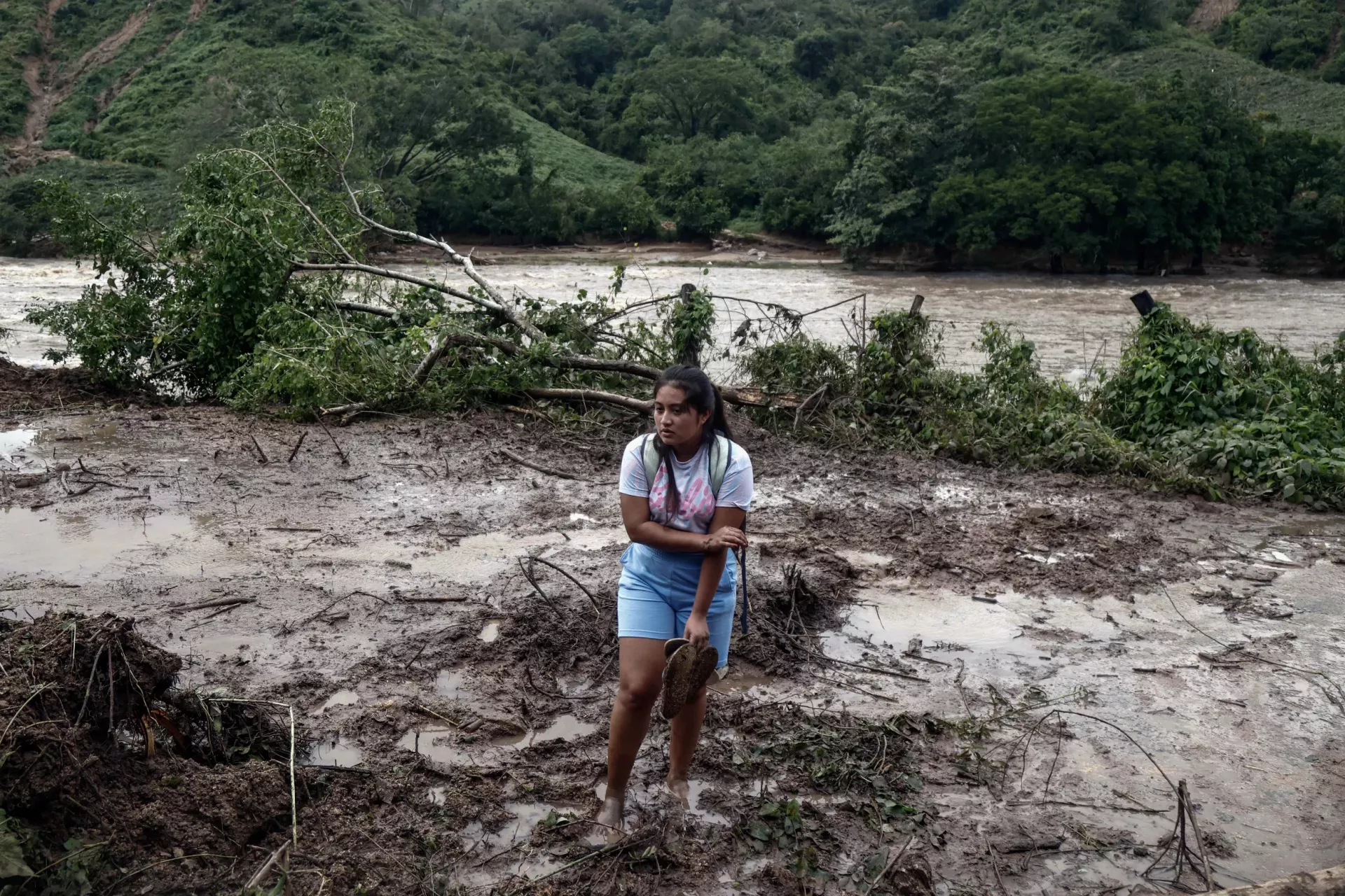 Adolescente tras el golpe del Hurac&aacute;n Otis en Acapulco
