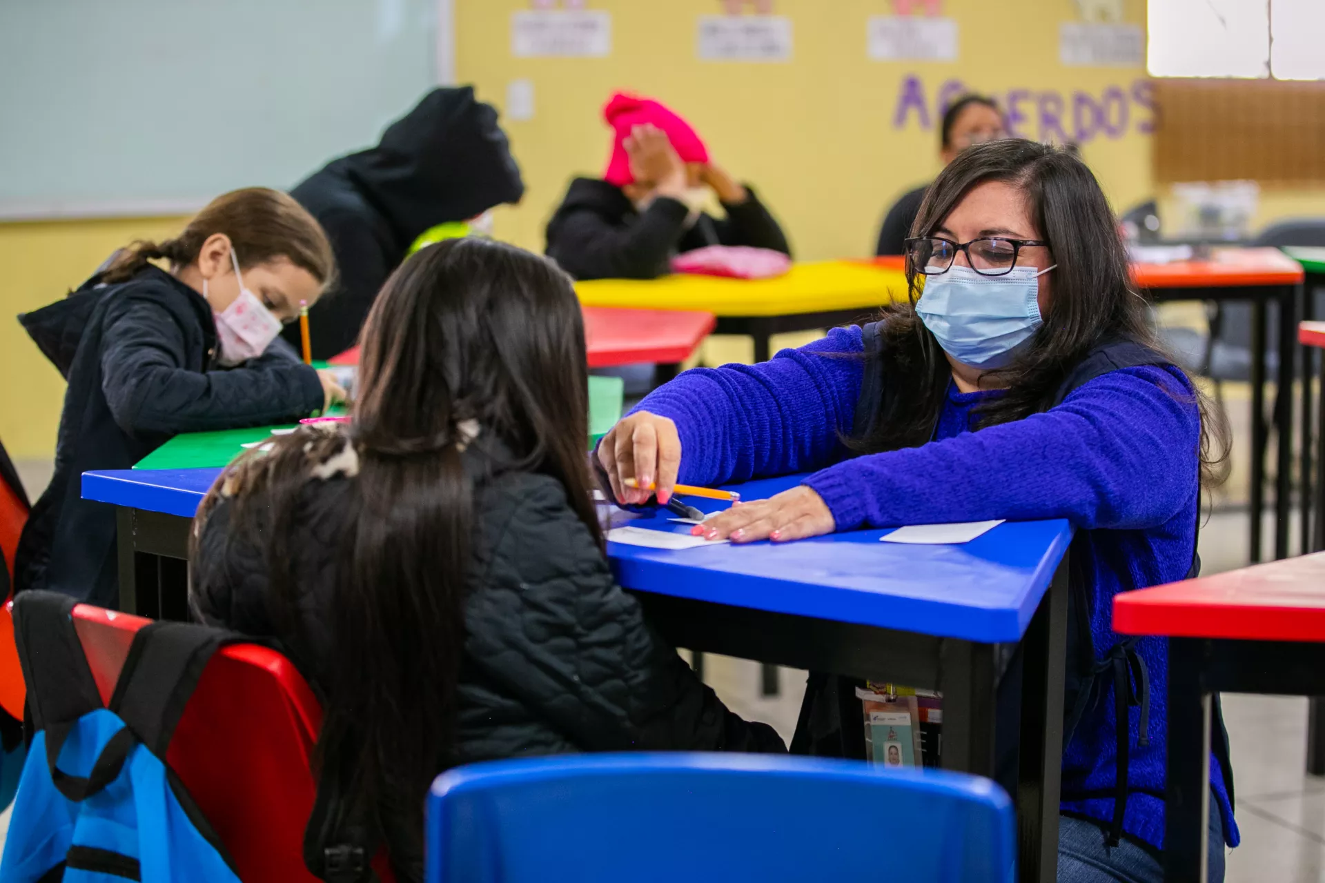Ni&ntilde;as en situaci&oacute;n de migraci&oacute;n asistendo a los c&iacute;rculos de aprendizaje de UNICEF