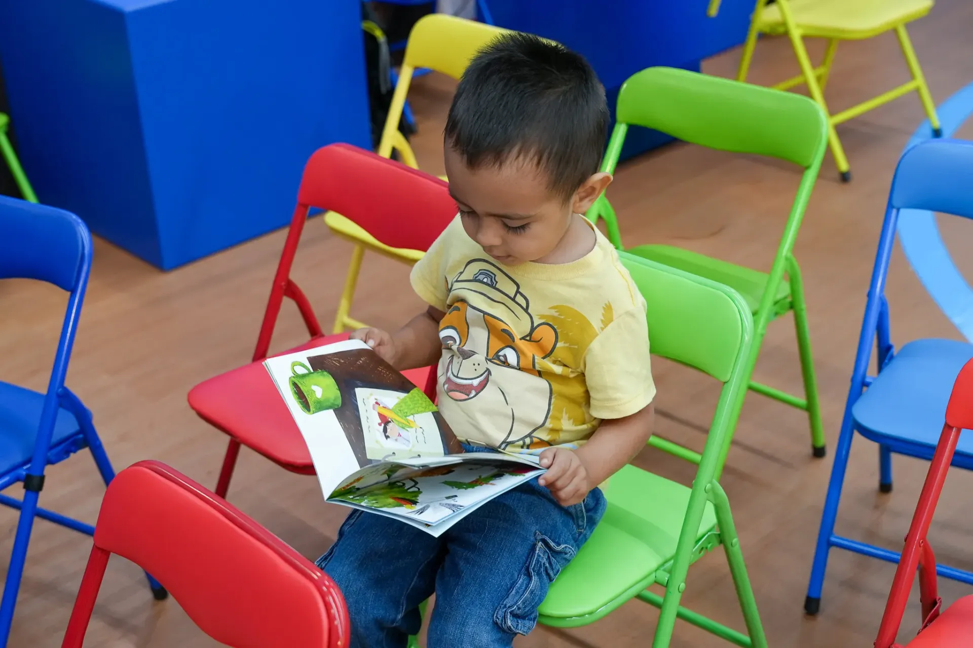 un ni&ntilde;o leyendo