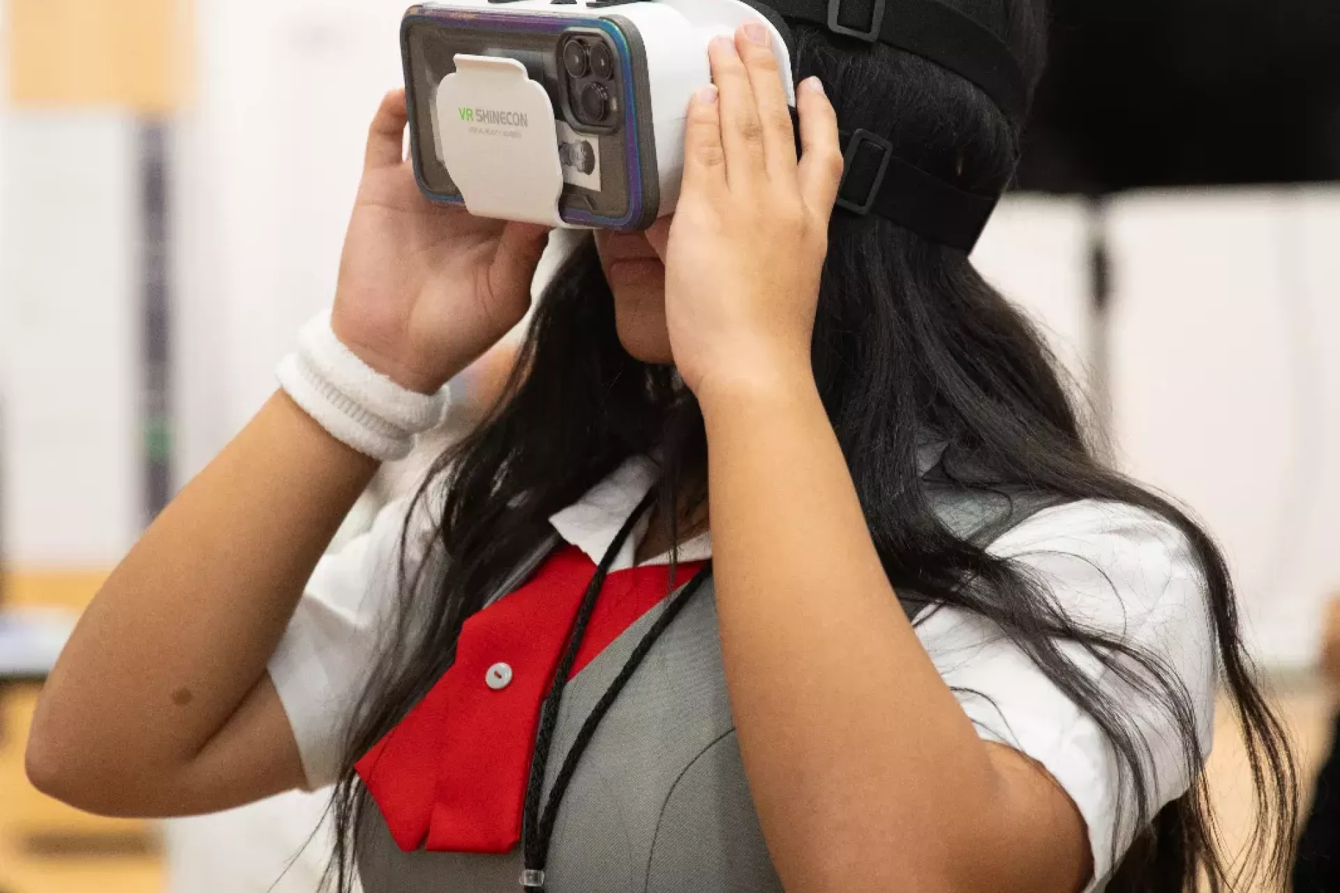 Ni&ntilde;a usando un visor de realidad virtual
