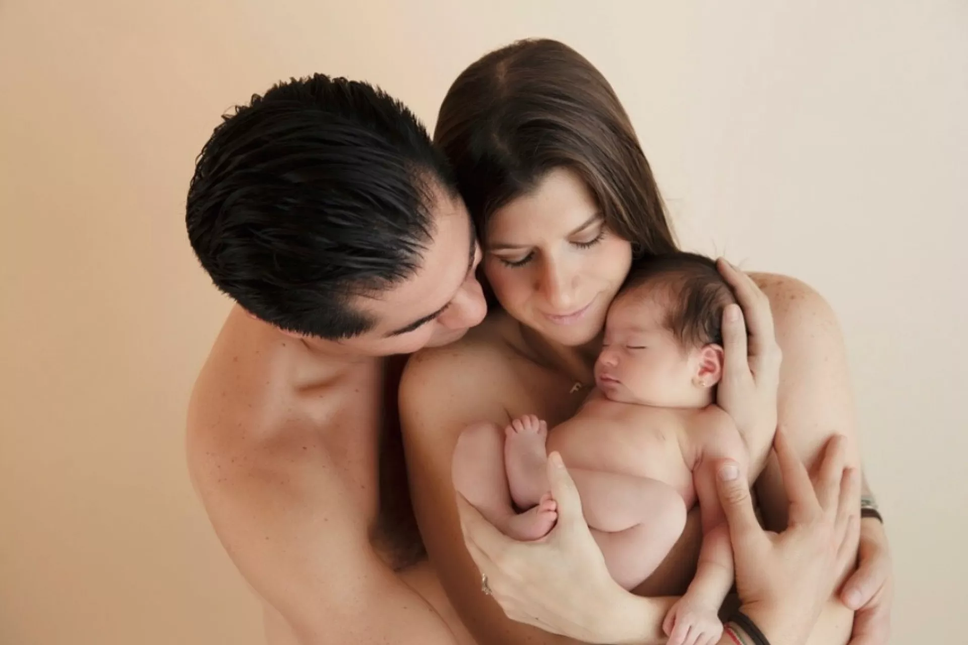 Francesca (del &aacute;rea de Responsabilidad Social Corporativa en UNICEF M&eacute;xico) con su beb&eacute; y su esposo