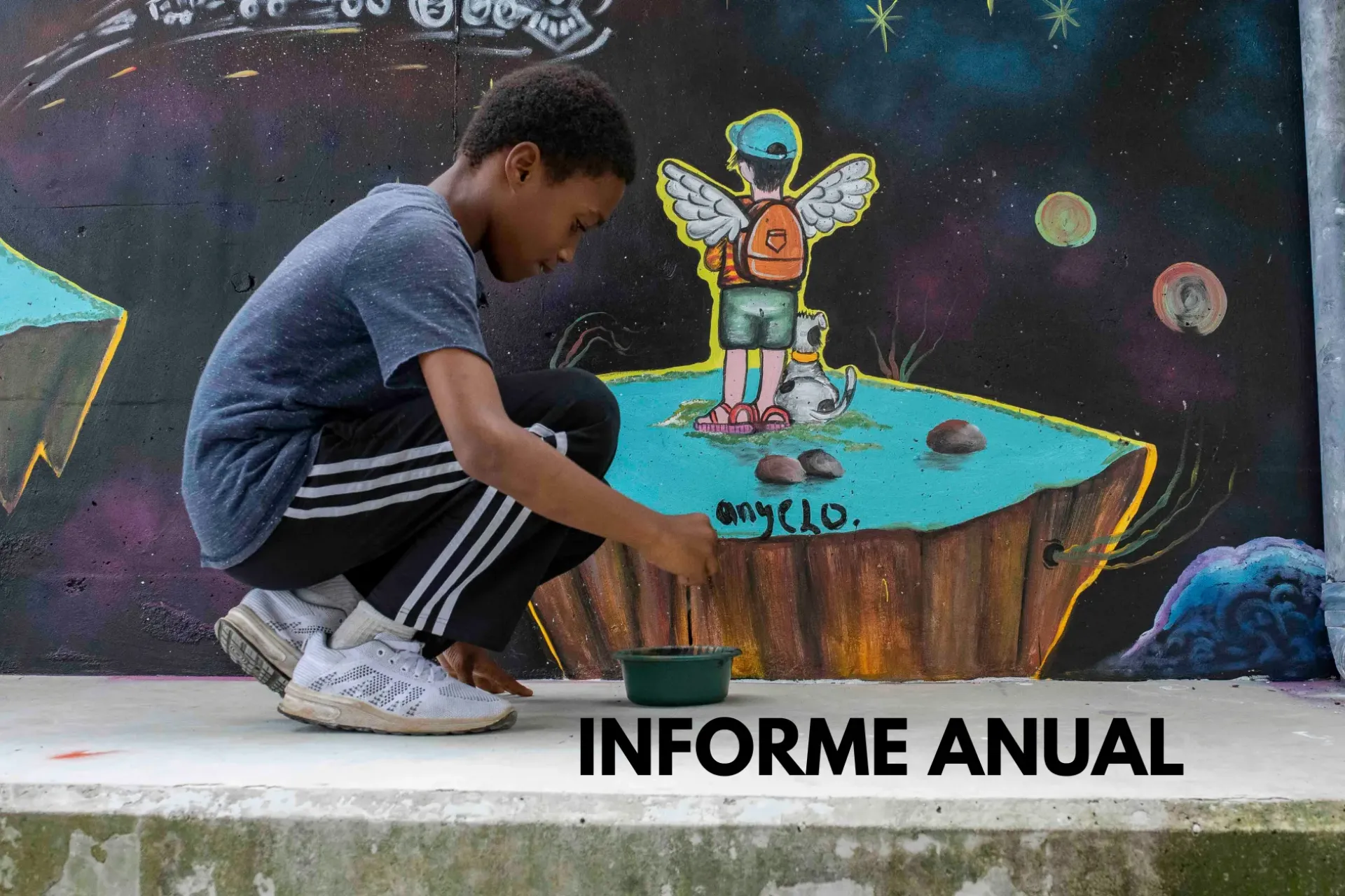 UN NI&Ntilde;O FRENTE A UN MURAL CON MOTIVO DE MIGRACI&Oacute;N