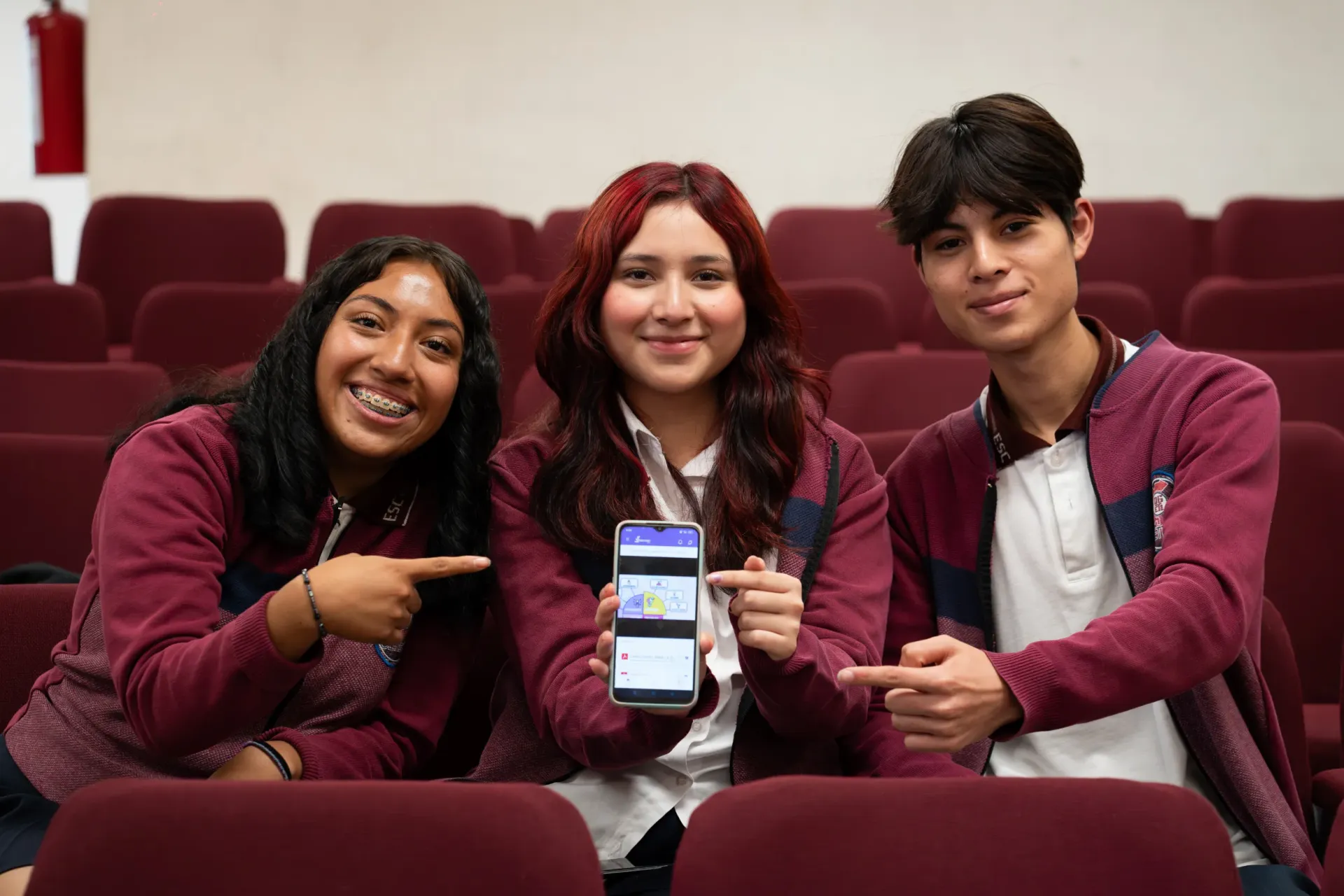 tres j&oacute;venes usando pasaporte al aprendizaje