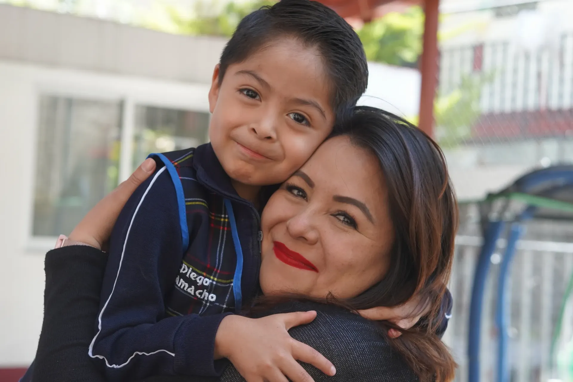 Madre e hijo abrazados y sonriendo, ilustrando el v&iacute;nculo afectivo en la crianza positiva
