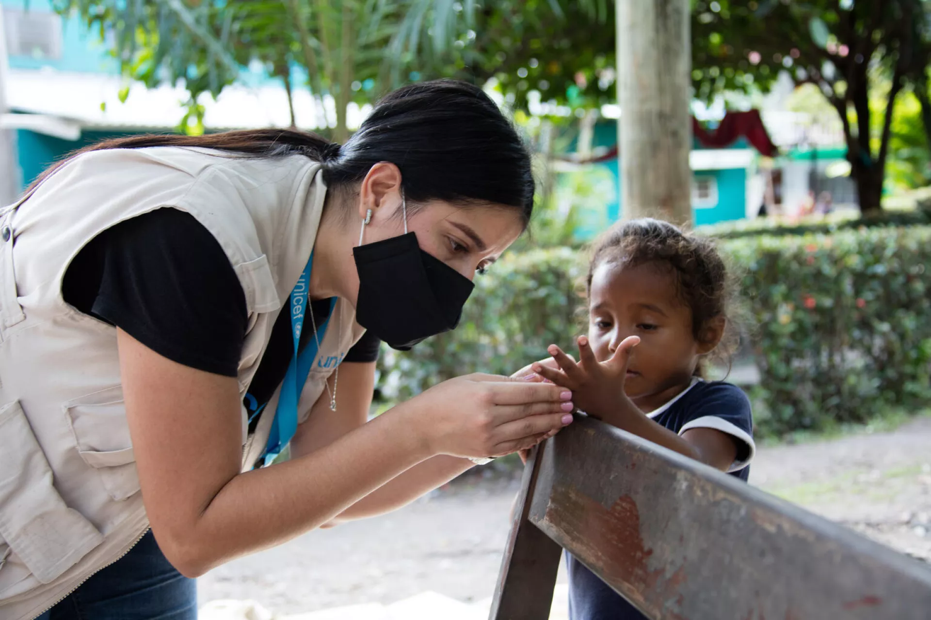 Personal de UNICEF con una ni&ntilde;a en situaci&oacute;n de migraci&oacute;n en Chiapas