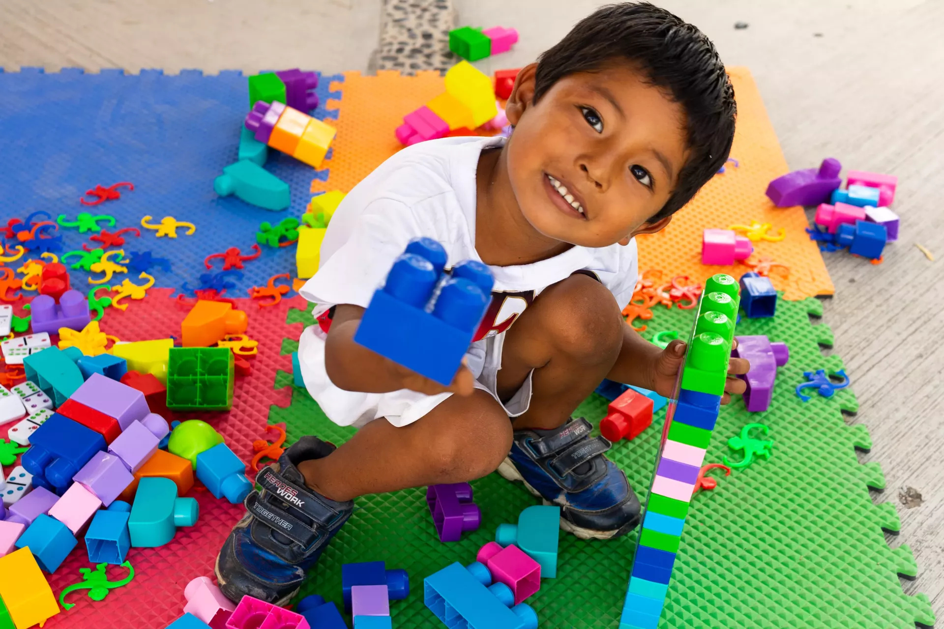 Un ni&ntilde;o en los Espacios Amigables para la Infancia en Acapulco