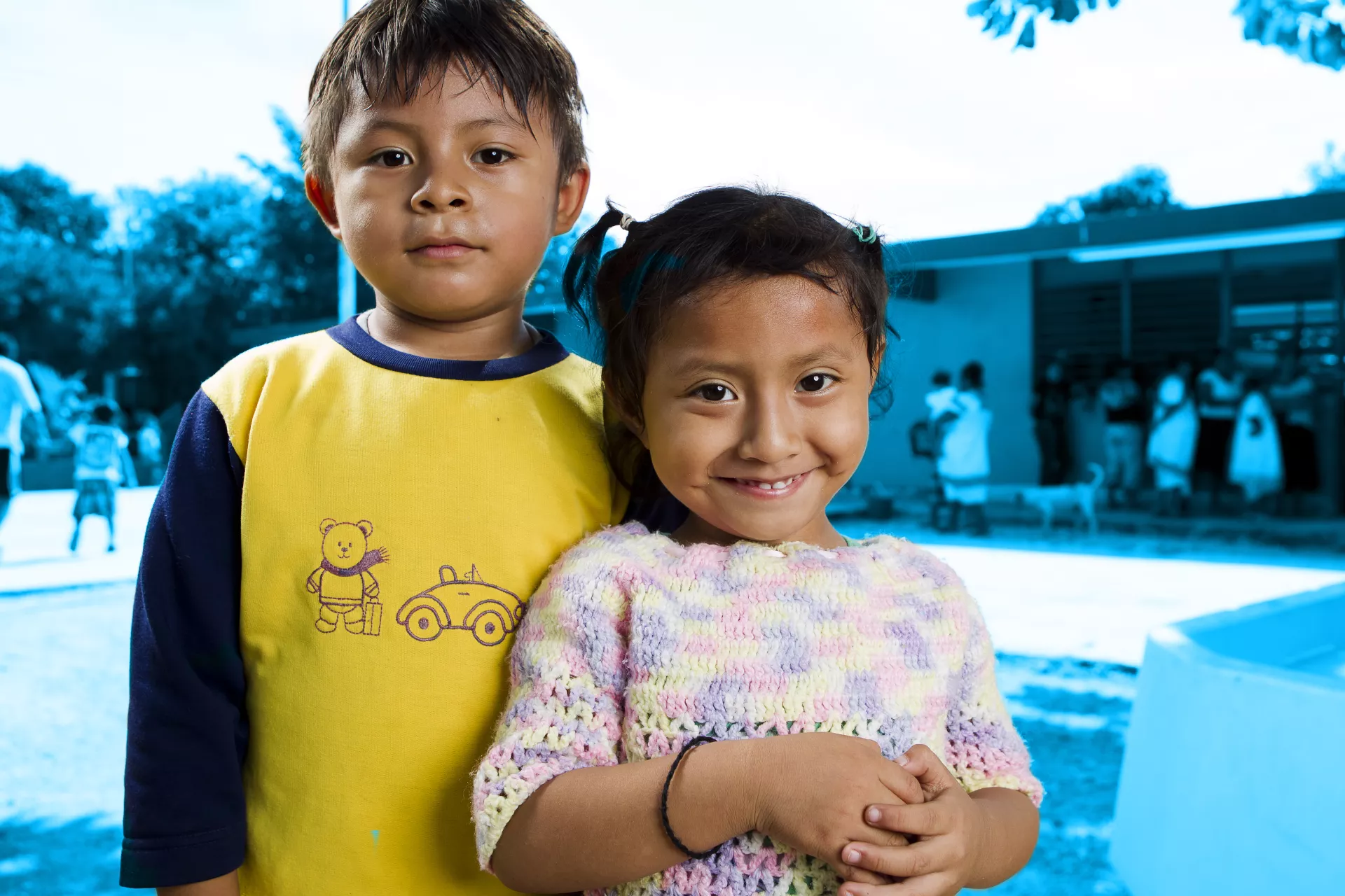 Un ni&ntilde;o y una ni&ntilde;a mirando a la c&aacute;mara