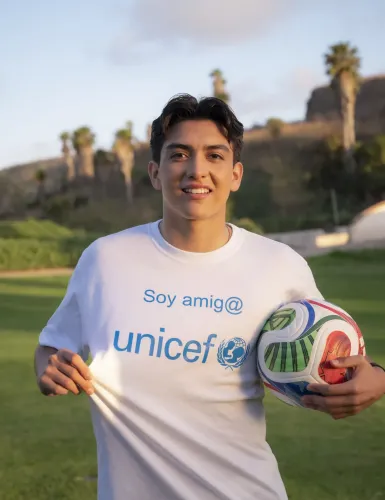 El futbolista Gil Mora con una camiseta de UNICEF