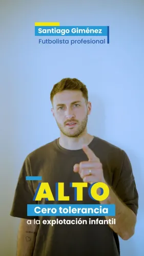 Santiago Gim&eacute;nez se&ntilde;ala con el dedo en el spot de la campa&ntilde;a Tarjeta Azul: Cero Tolerancia a la explotaci&oacute;n sexual infantil.