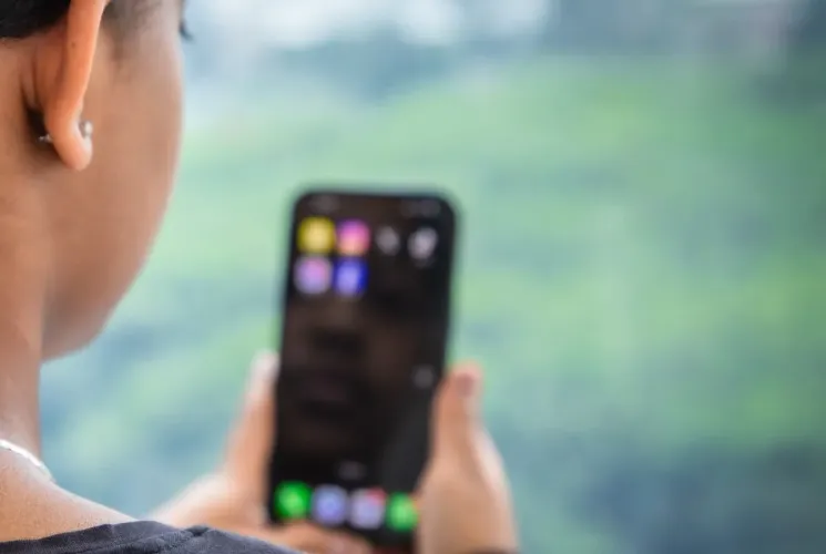 Ni&ntilde;a viendo un celular