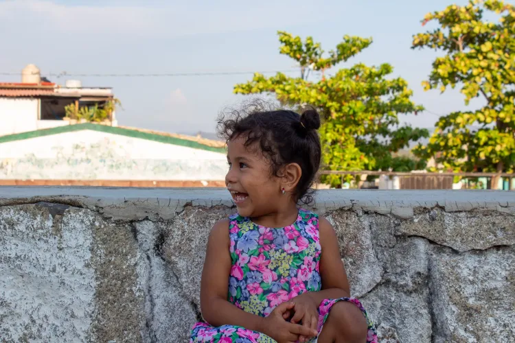 Una ni&ntilde;a peque&ntilde;a, de perfil, sonriendo