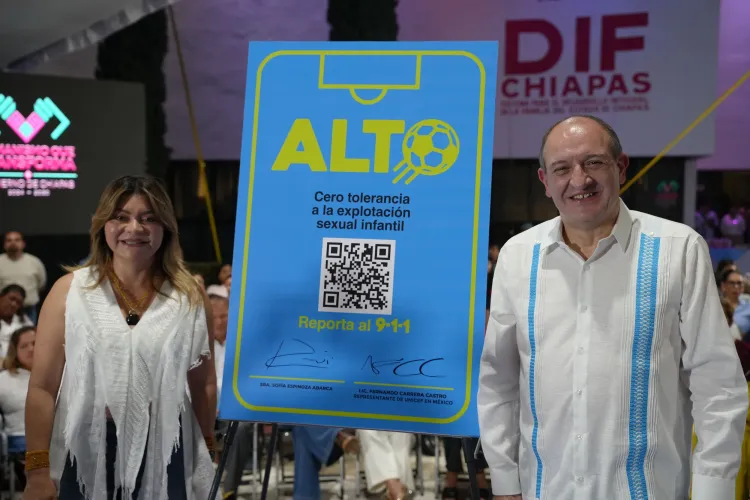 Fernando Carrera Castro, Representante de UNICEF en M&eacute;xico, y una funcionaria posan junto al cartel de la campa&ntilde;a Cero Tolerancia a la Explotaci&oacute;n Sexual Infantil durante el arranque de la Tarjeta Azul en Chiapas.