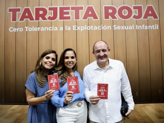 Gobernadora de Quintana Roo y representante de UNICEF sostienen la Tarjeta Roja durante el lanzamiento de la campa&ntilde;a Cero Tolerancia a la Explotaci&oacute;n Sexual Infantil en Canc&uacute;n