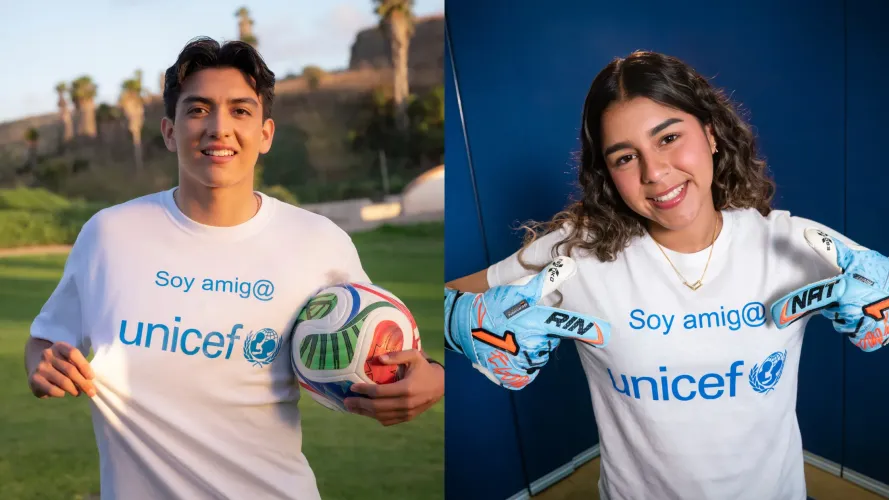 Fotograf&iacute;a del futbolista Gilberto Mora y la futbolista Valentina Murrieta con camisetas de UNICEF