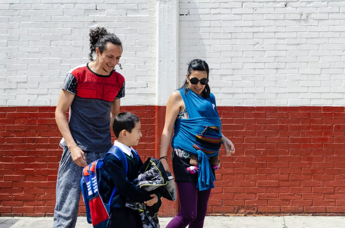 Una familia rumbo a la escuela del hijo mayor