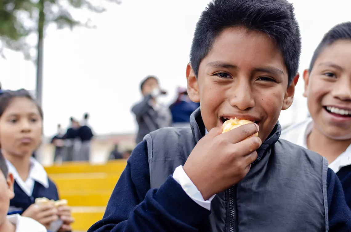 Ni&ntilde;o comiendo fruta en la escuela
