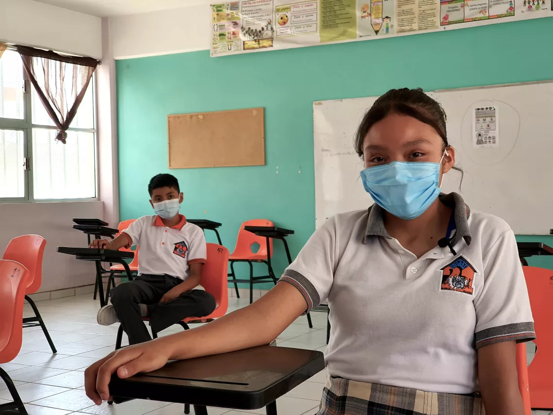 Kimberly en su sal&oacute;n de clases