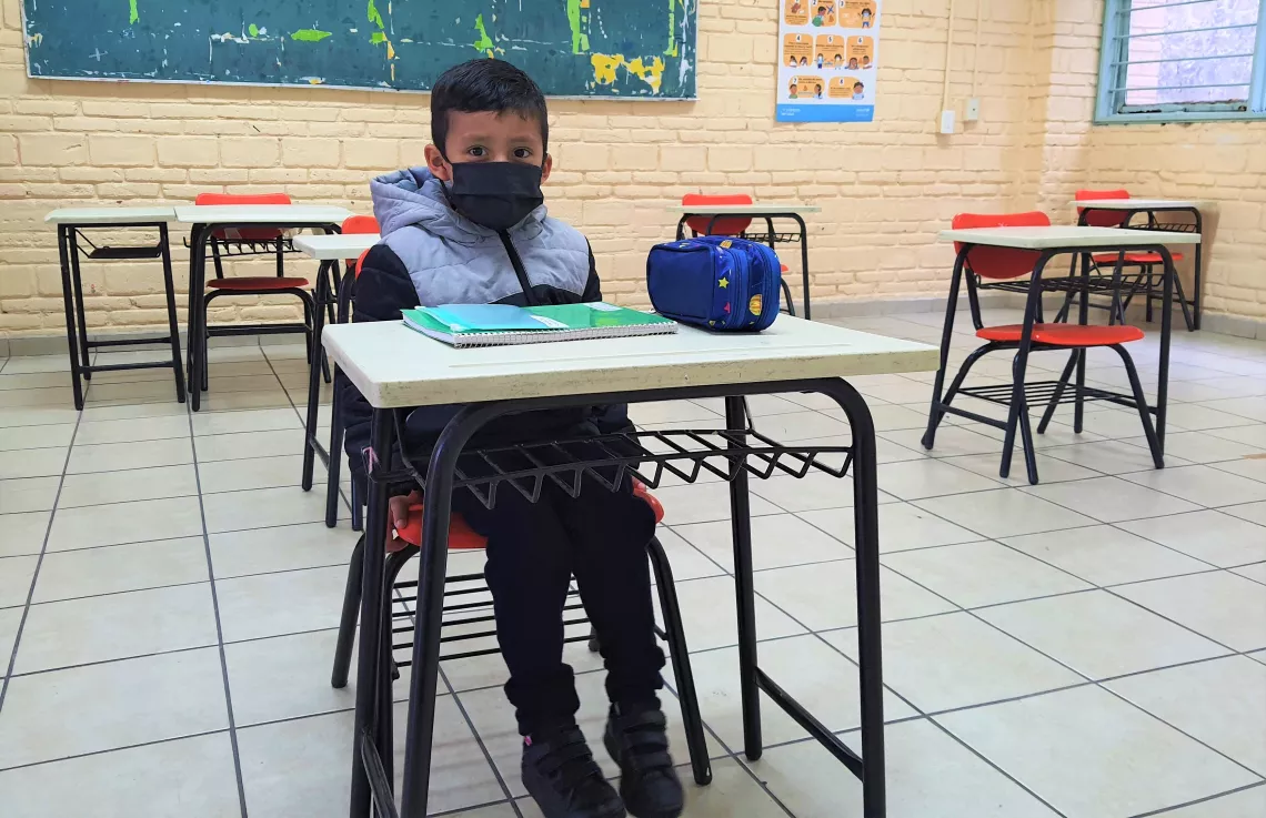 Azael en su sal&oacute;n de clases