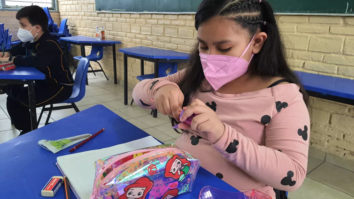 Harumi en el sal&oacute;n de clases