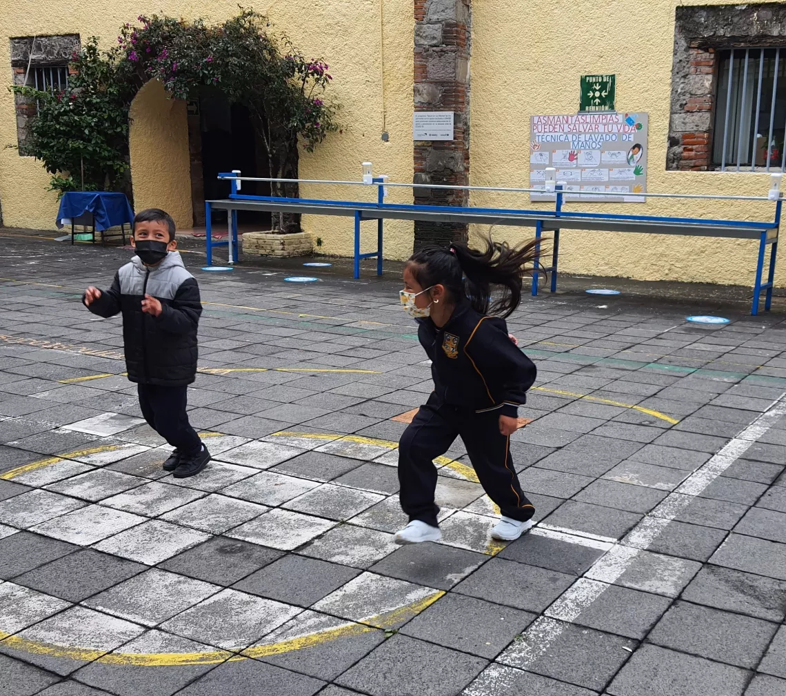 Azael en su clase de educaci&oacute;n f&iacute;sica