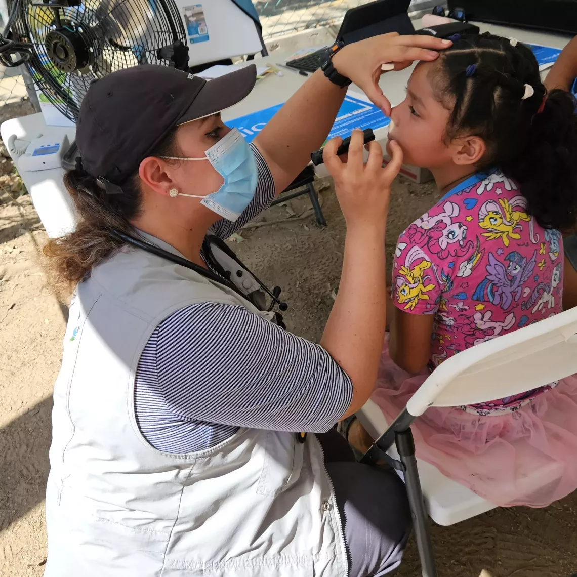 Una ni&ntilde;a siendo revisada por una doctora en Acapulco