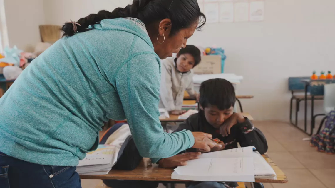 Maestra ense&ntilde;ando a un estudiante en una escuela de Chihuahua