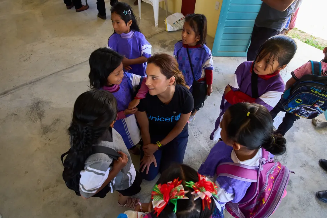 Tania Rincon platicando con un grupo de ni&ntilde;as peque&ntilde;as en una escuela de Chiapas
