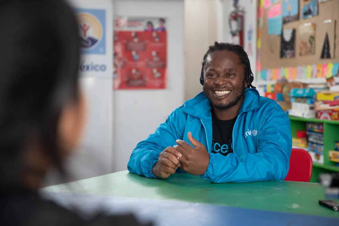 Ishmael Beah habla con una adolescente en Tijuana