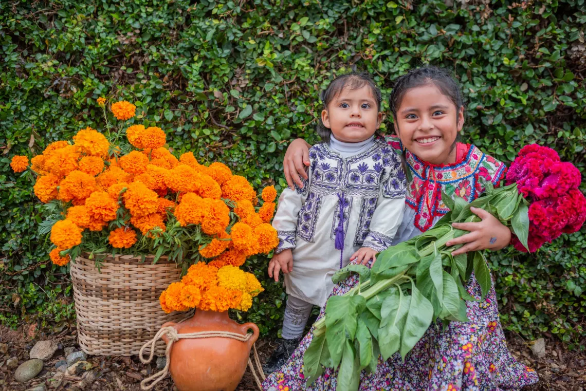 dos ni&ntilde;as en Oaxaca con flores de cempasuchil