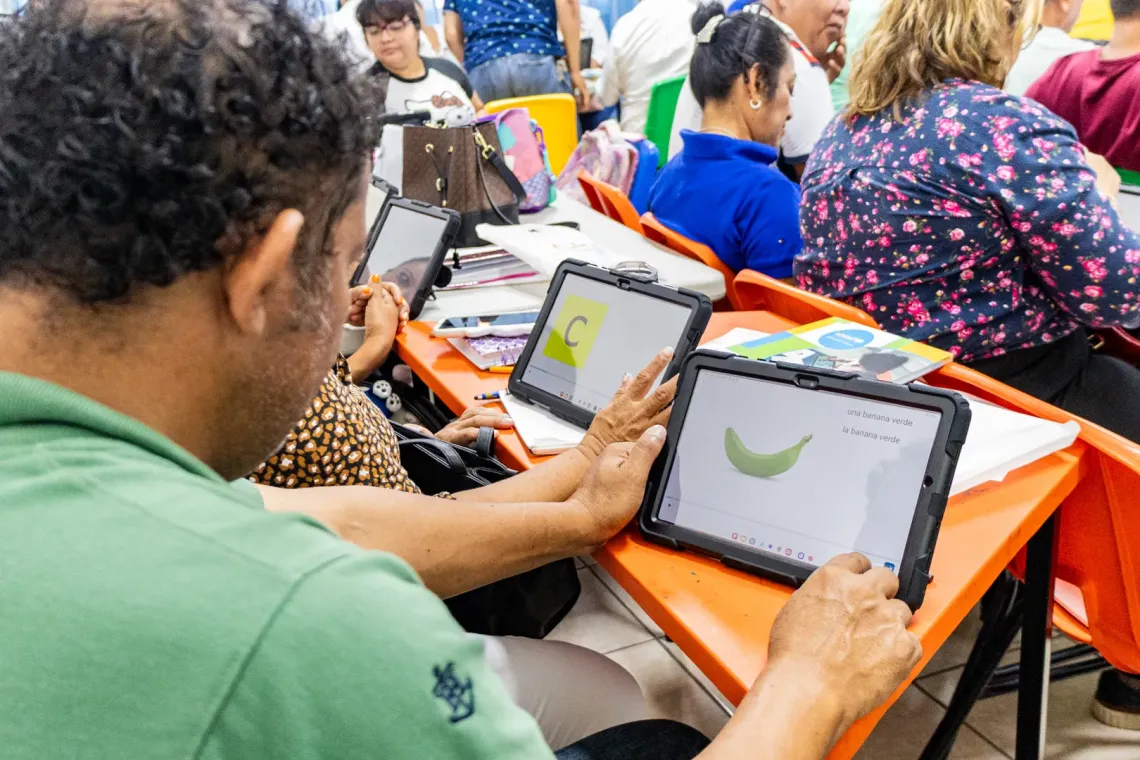 Docente usando la app Akelius