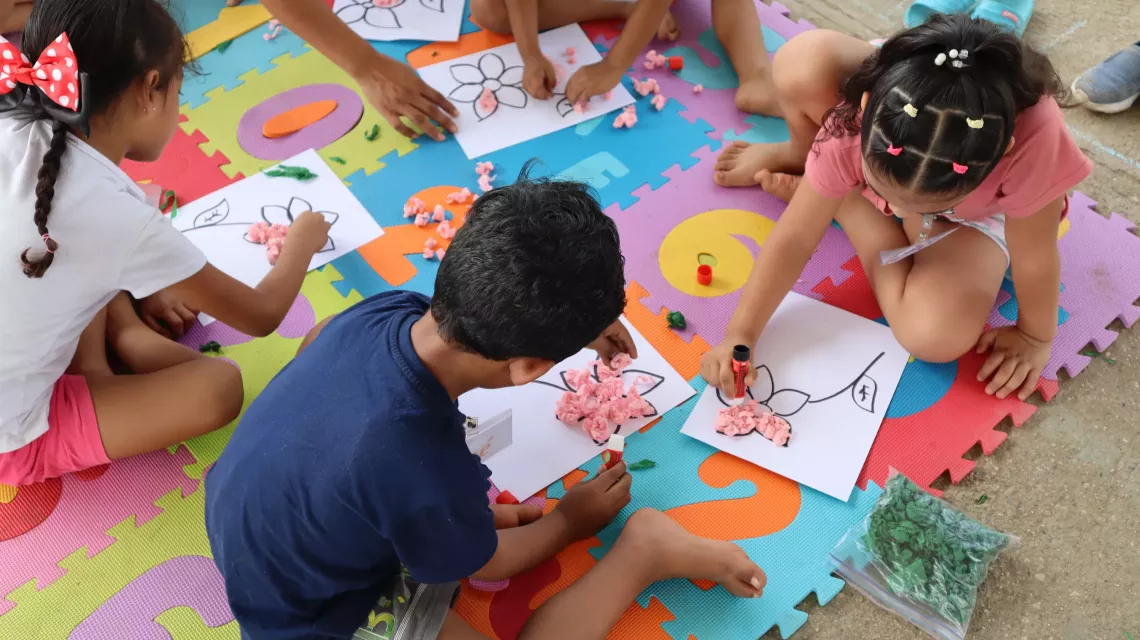 Ni&ntilde;os en Acapulco despu&eacute;s del Hurac&aacute;n Otis