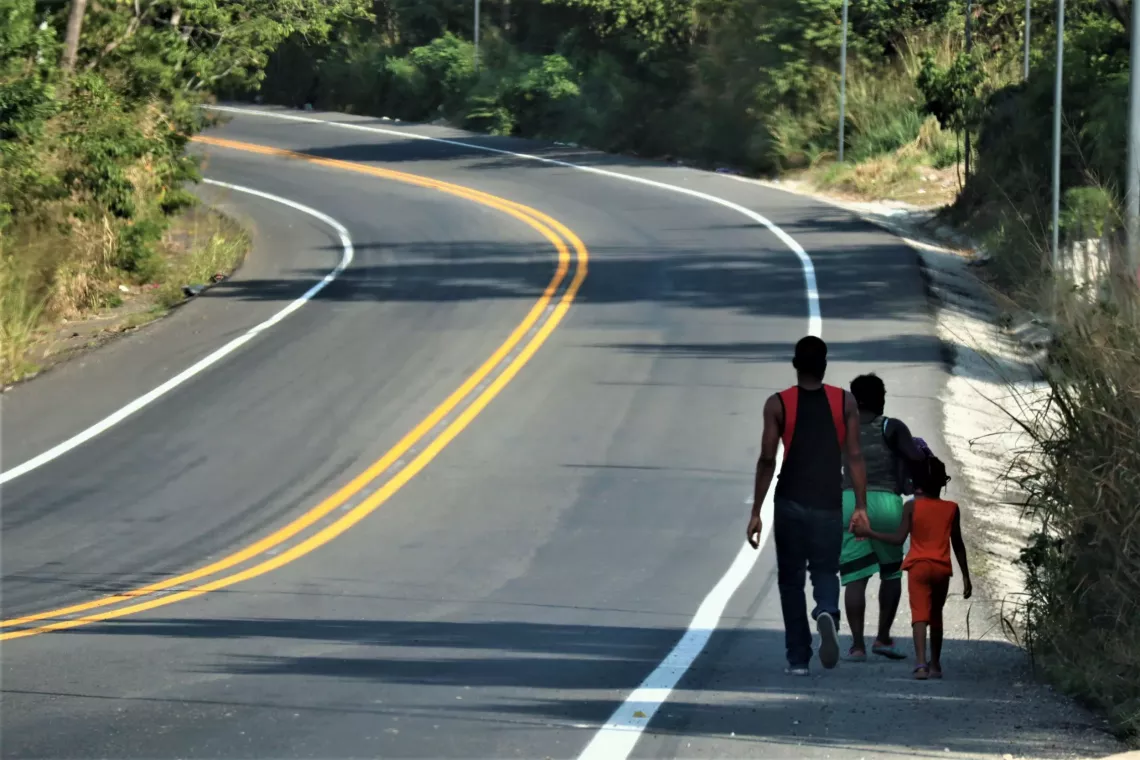 Una familia caminando por la carretera