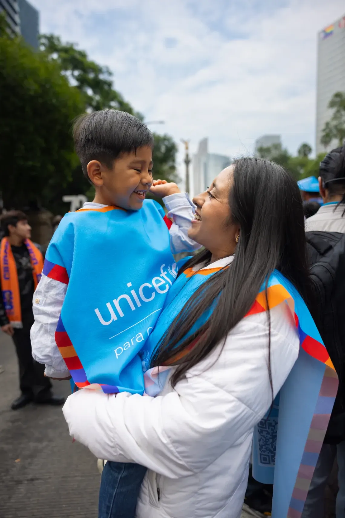 Una madre con su hijo en un evento masivo en la CDMX por el Mundial 2026