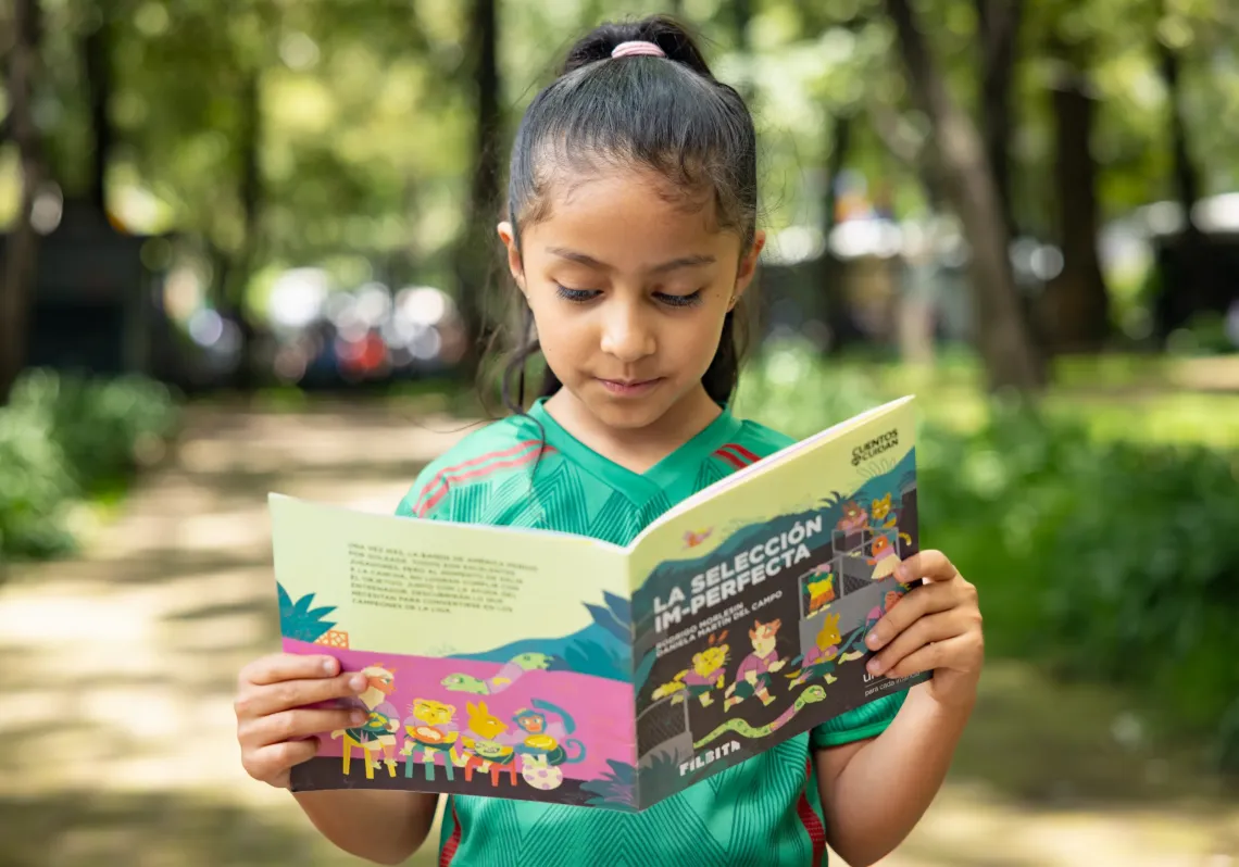 Ni&ntilde;a leyendo el cuento La selecci&oacute;n im-perfecta
